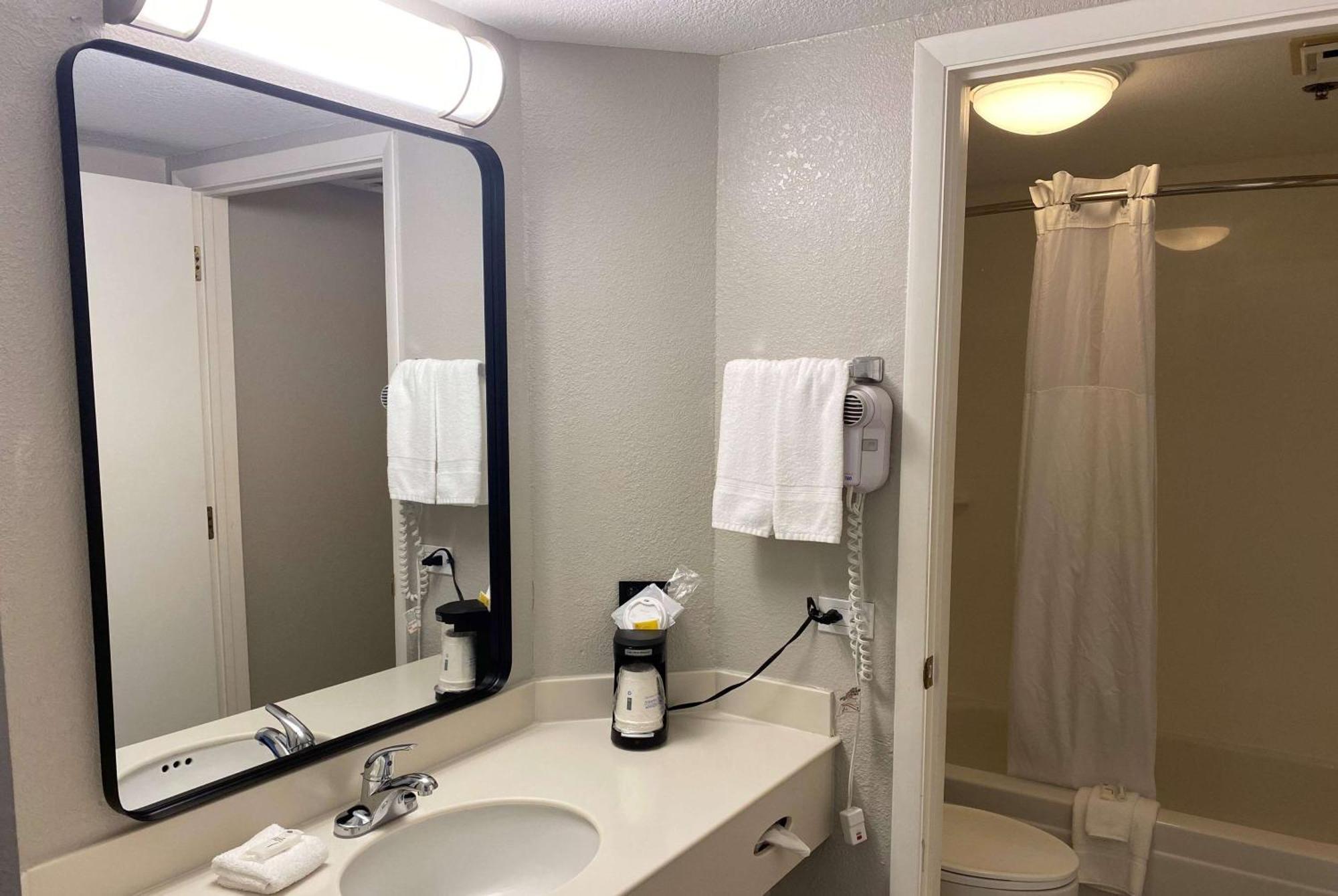 Days Inn & Suites By Wyndham Arlington Heights Dış mekan fotoğraf