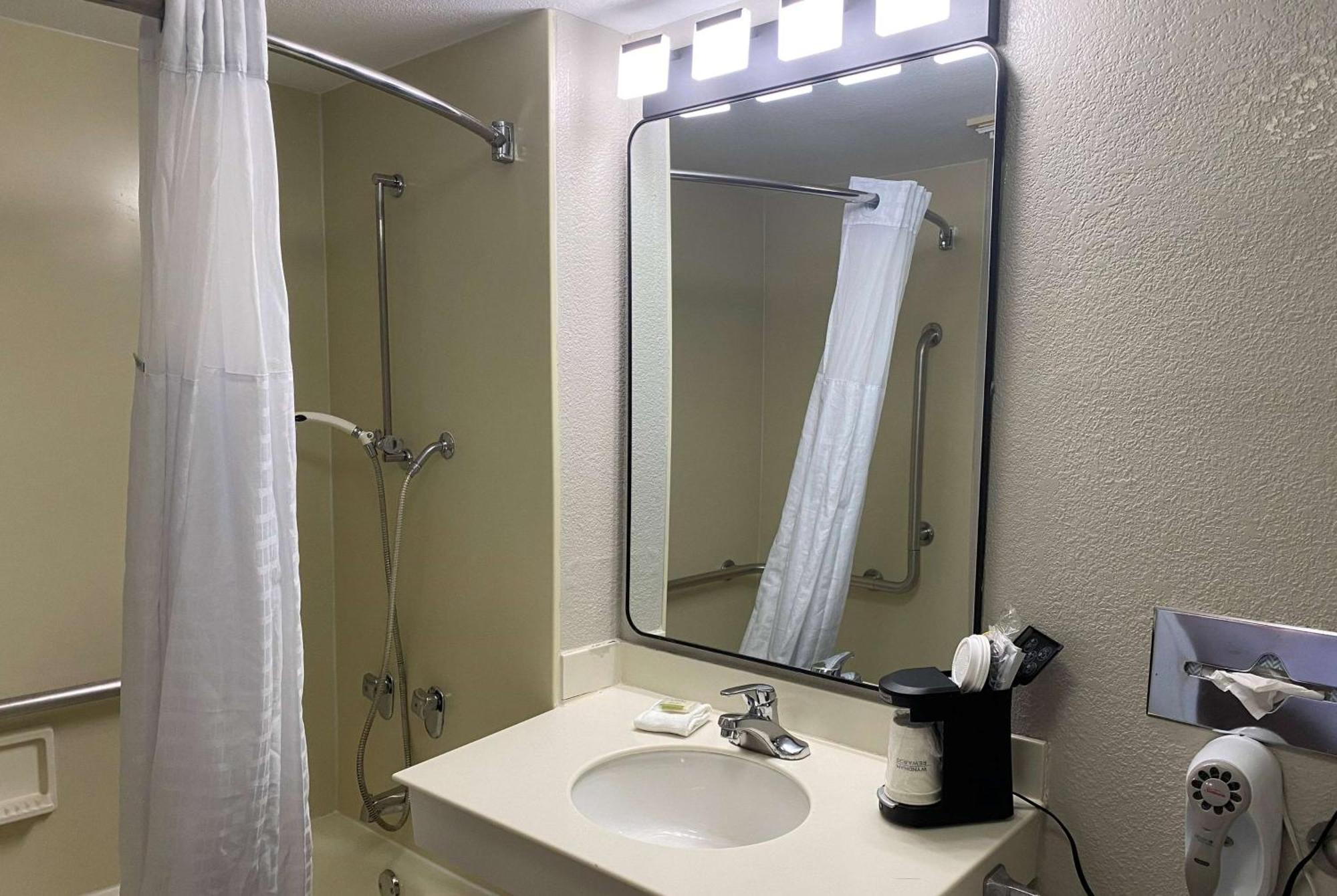 Days Inn & Suites By Wyndham Arlington Heights Dış mekan fotoğraf