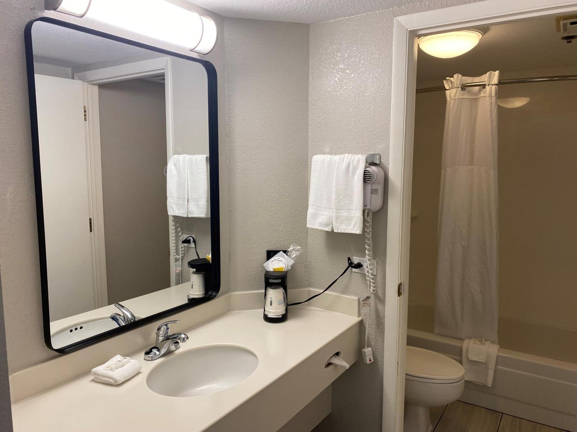 Days Inn & Suites By Wyndham Arlington Heights Dış mekan fotoğraf