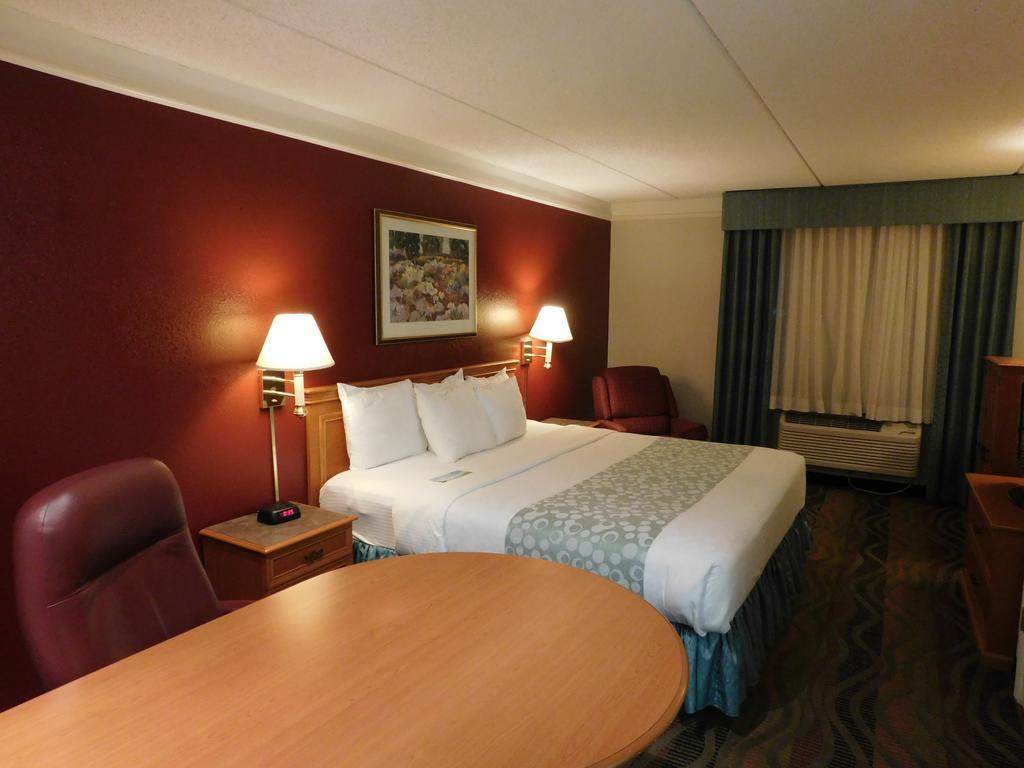 Days Inn & Suites By Wyndham Arlington Heights Dış mekan fotoğraf