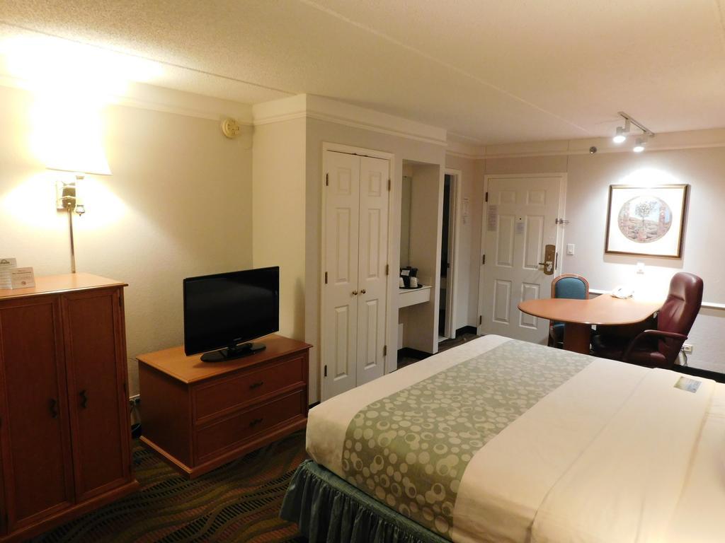 Days Inn & Suites By Wyndham Arlington Heights Dış mekan fotoğraf