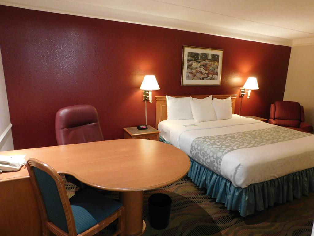 Days Inn & Suites By Wyndham Arlington Heights Dış mekan fotoğraf