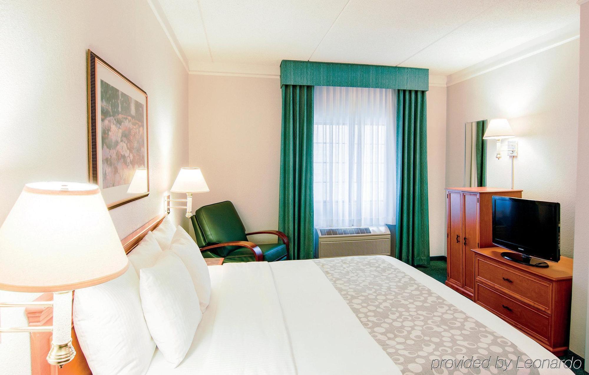Days Inn & Suites By Wyndham Arlington Heights Dış mekan fotoğraf