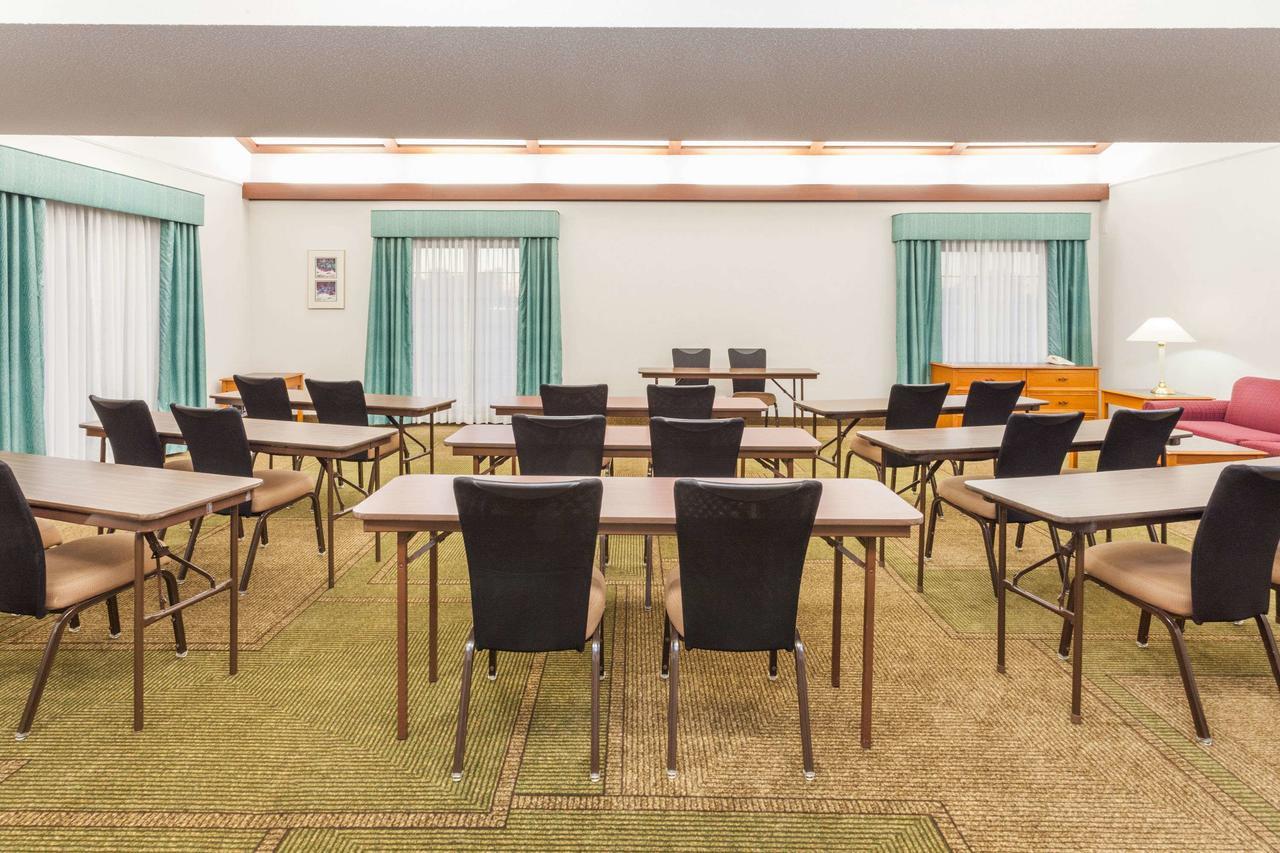 Days Inn & Suites By Wyndham Arlington Heights Dış mekan fotoğraf