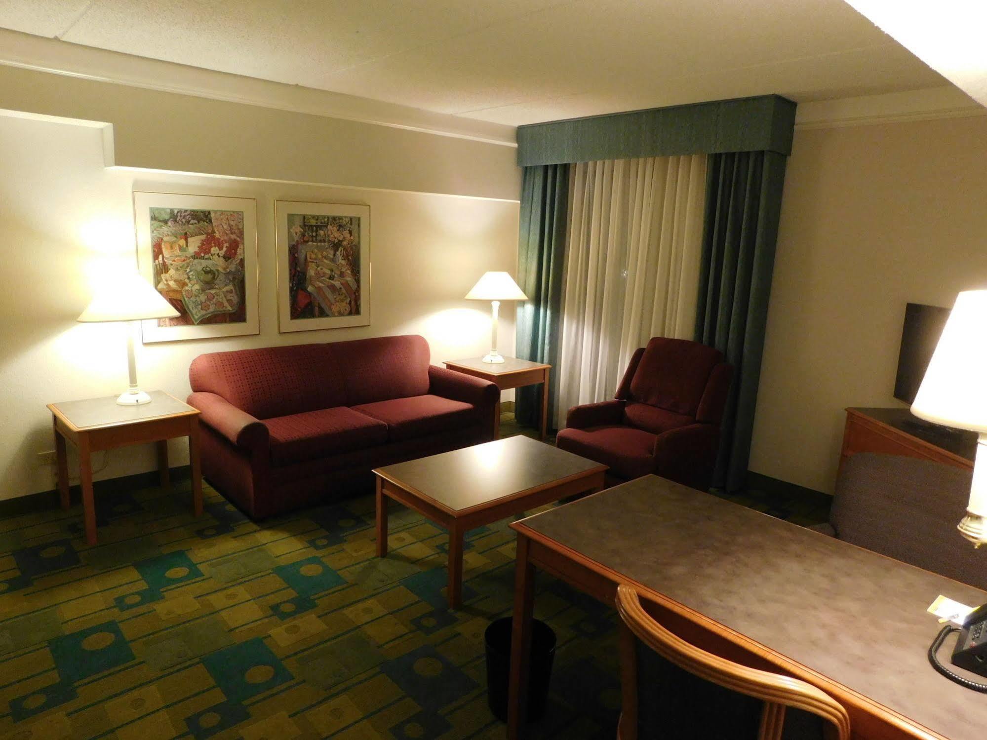 Days Inn & Suites By Wyndham Arlington Heights Dış mekan fotoğraf