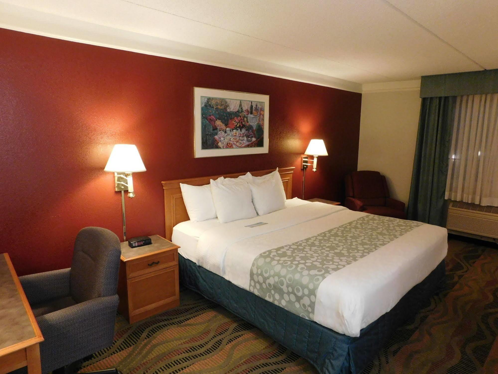 Days Inn & Suites By Wyndham Arlington Heights Dış mekan fotoğraf