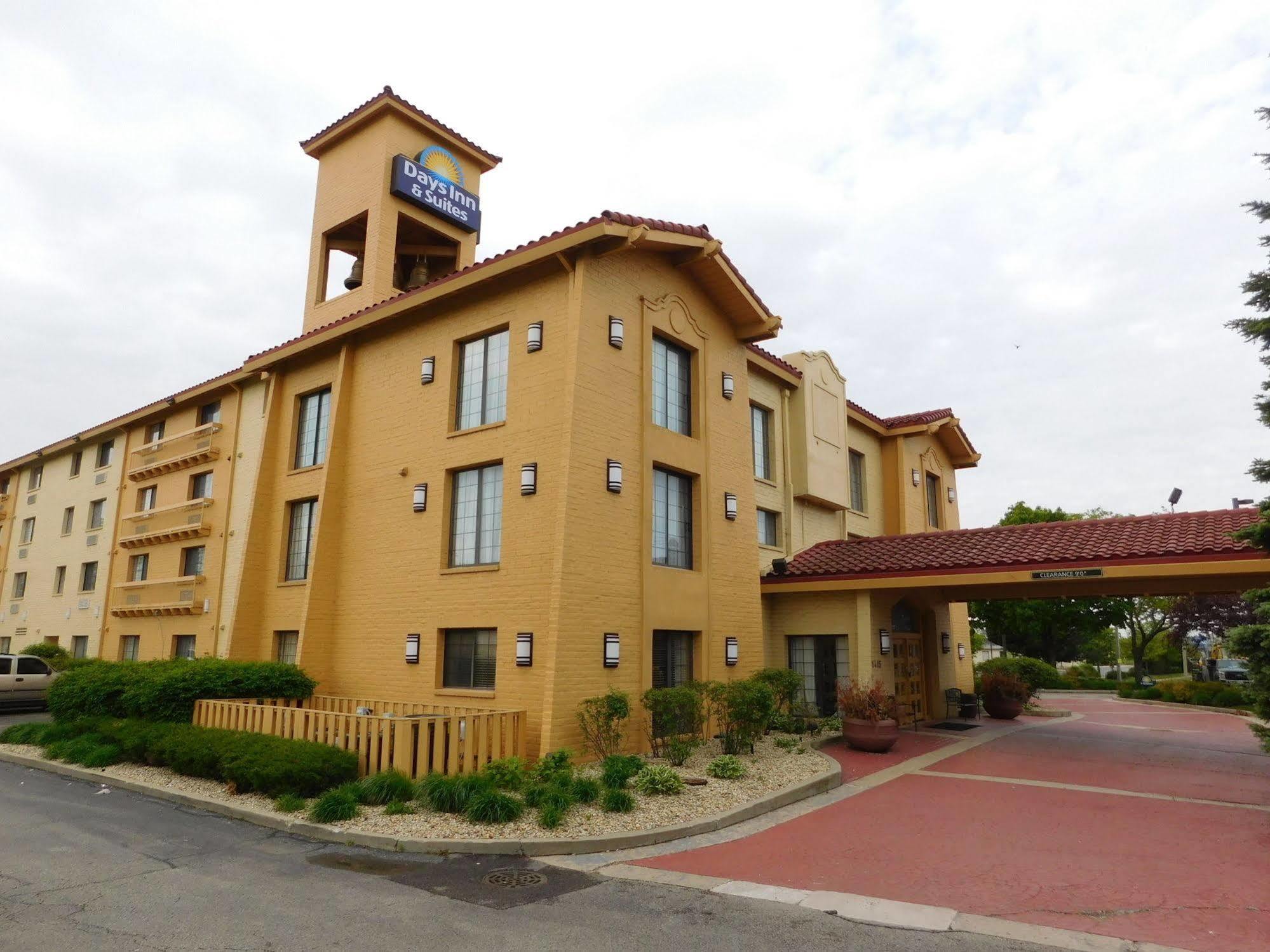 Days Inn & Suites By Wyndham Arlington Heights Dış mekan fotoğraf