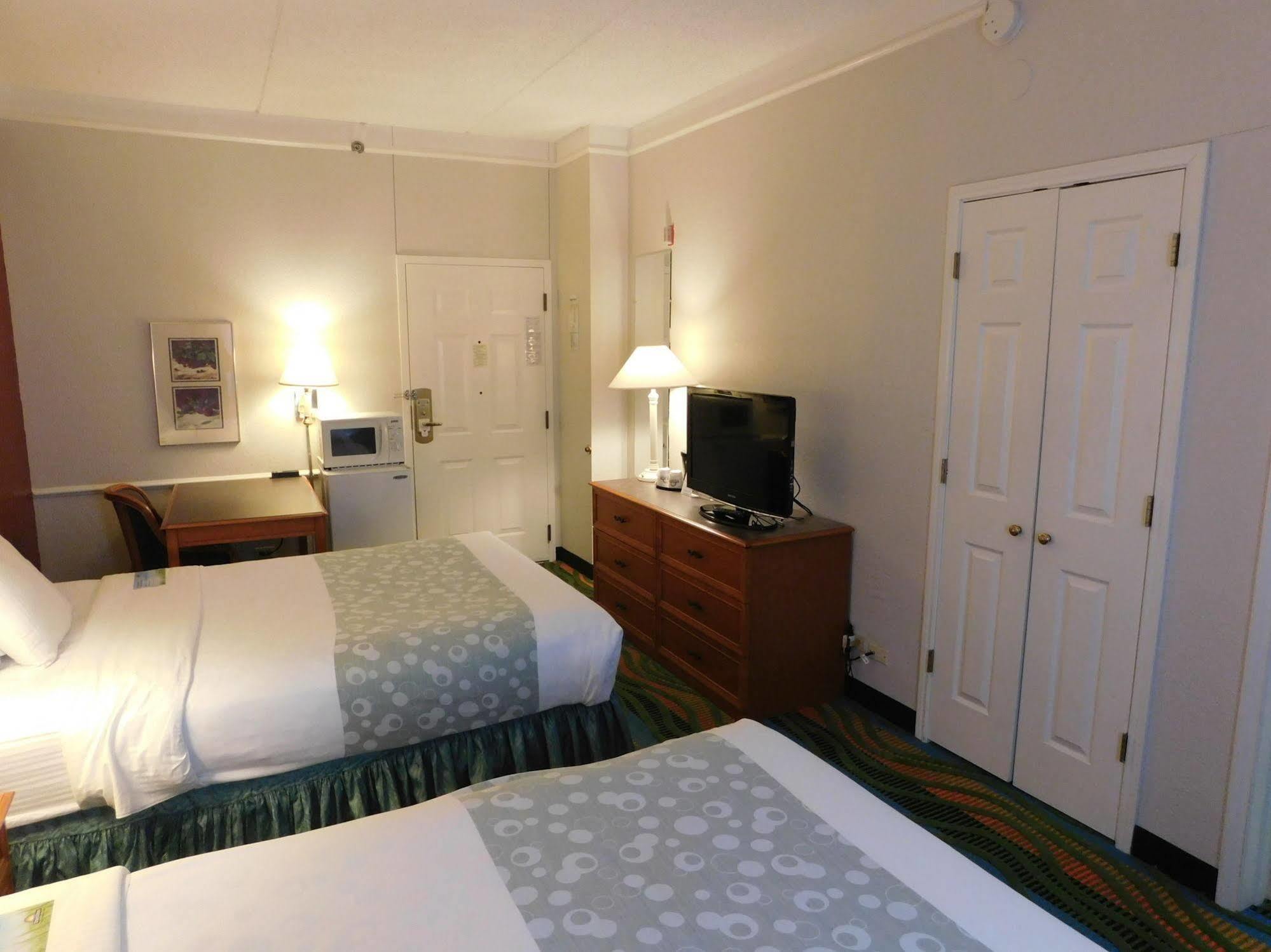 Days Inn & Suites By Wyndham Arlington Heights Dış mekan fotoğraf