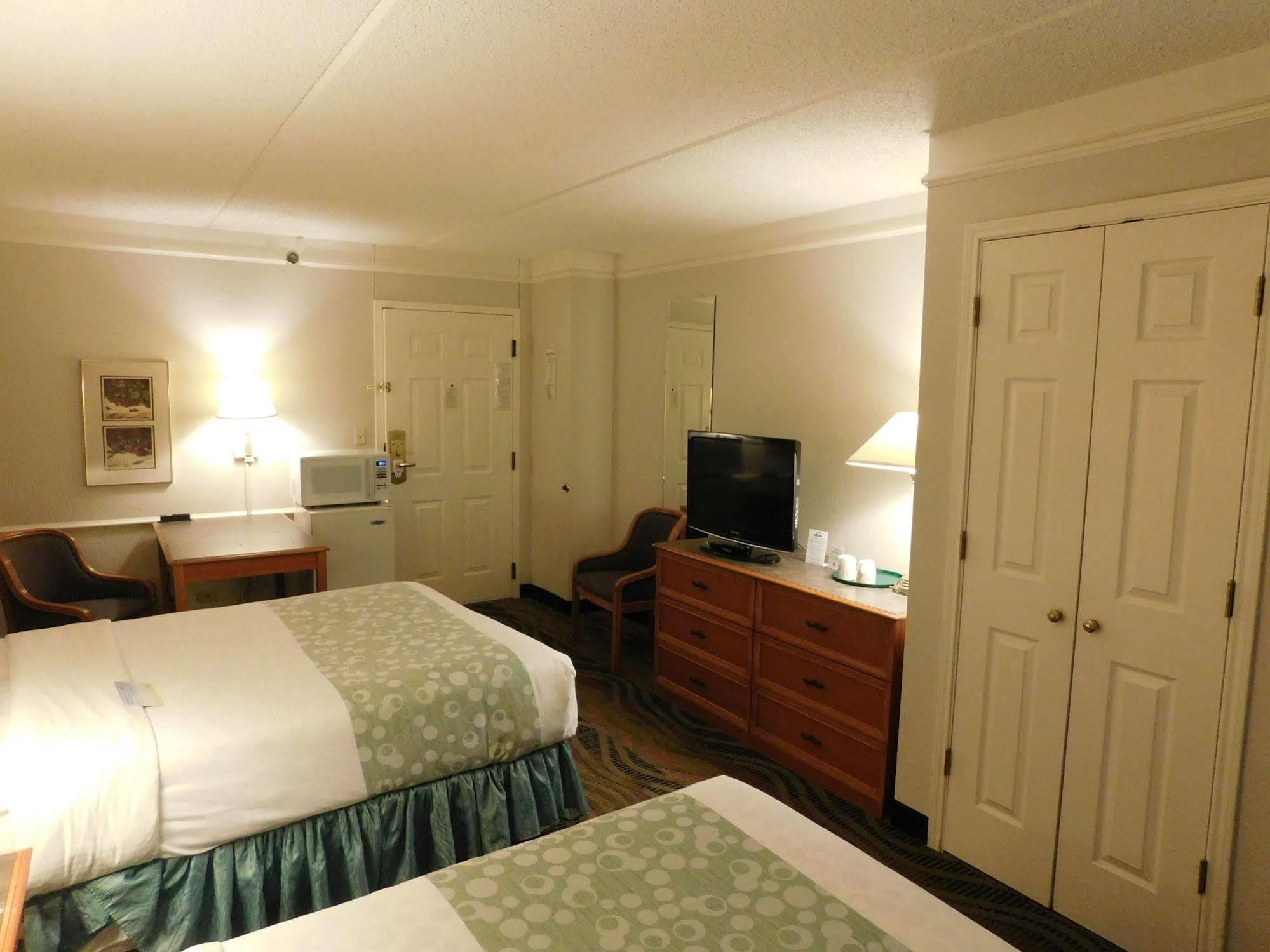 Days Inn & Suites By Wyndham Arlington Heights Dış mekan fotoğraf