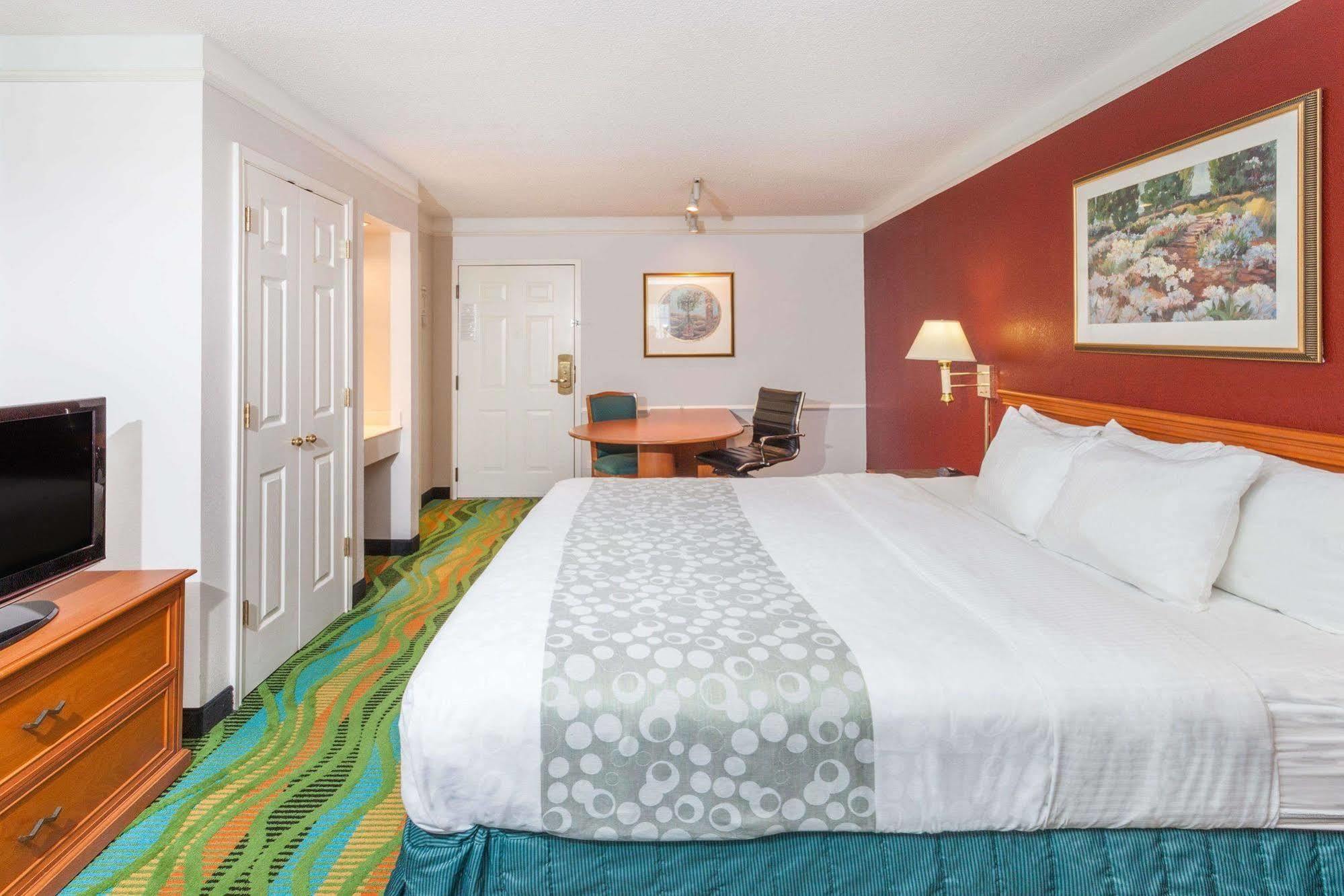 Days Inn & Suites By Wyndham Arlington Heights Dış mekan fotoğraf