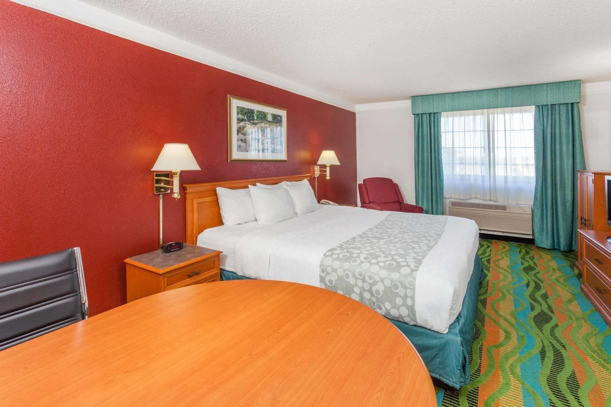 Days Inn & Suites By Wyndham Arlington Heights Dış mekan fotoğraf
