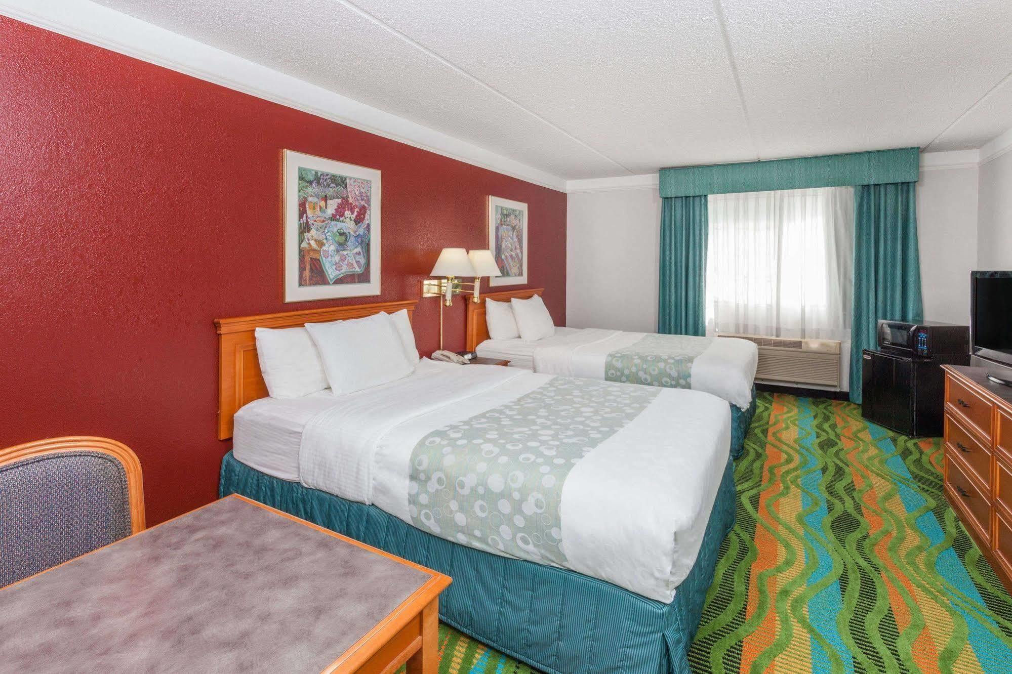 Days Inn & Suites By Wyndham Arlington Heights Dış mekan fotoğraf