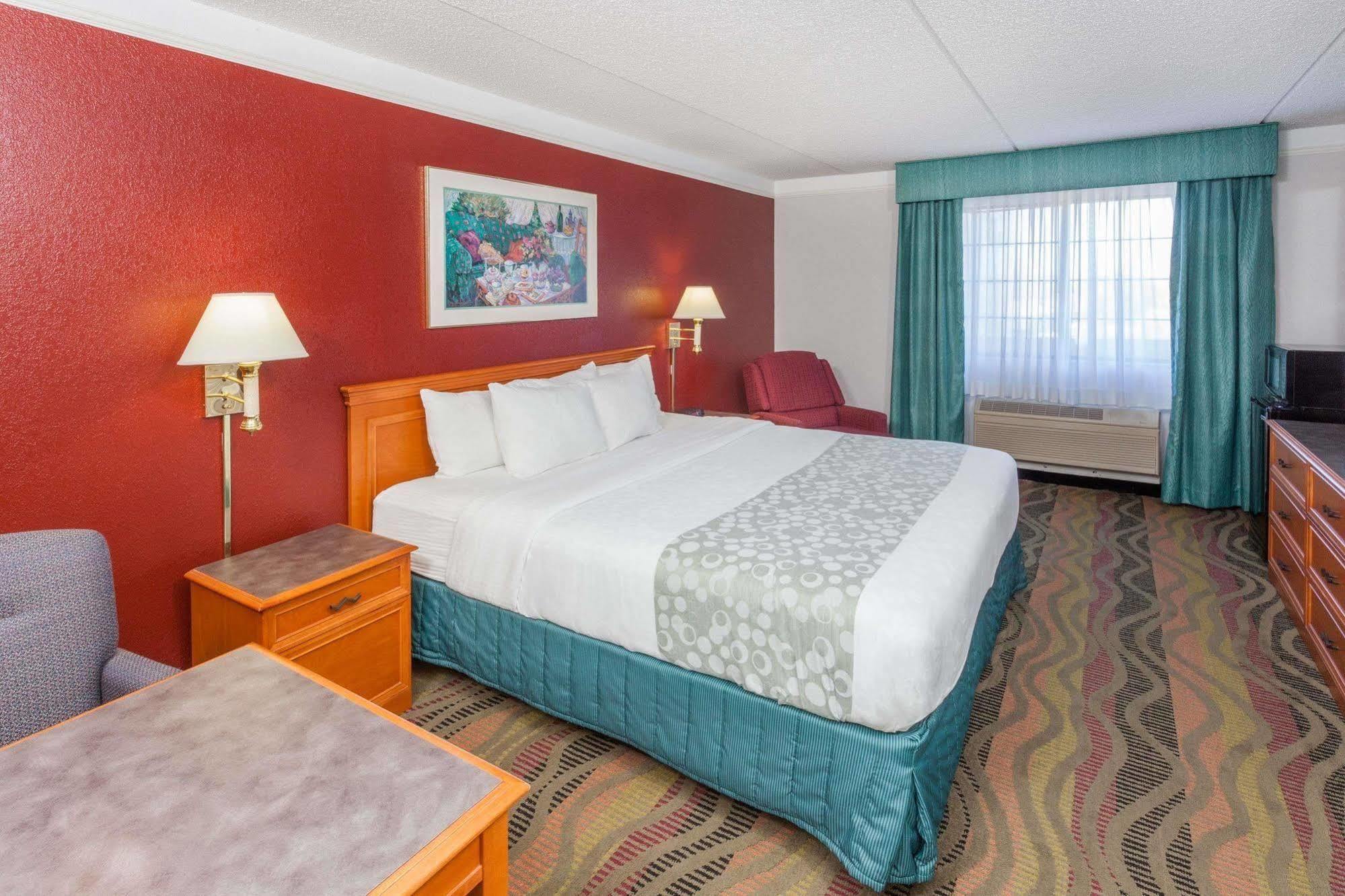 Days Inn & Suites By Wyndham Arlington Heights Dış mekan fotoğraf